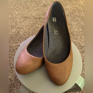 Dr. Scholl’s “Be Free” Brown Flats